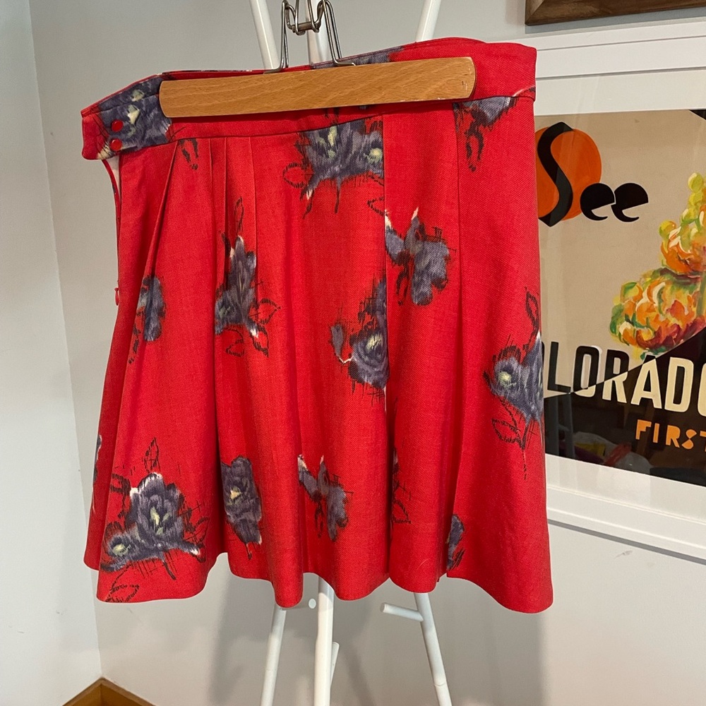 Cute Floral skirt above the knee